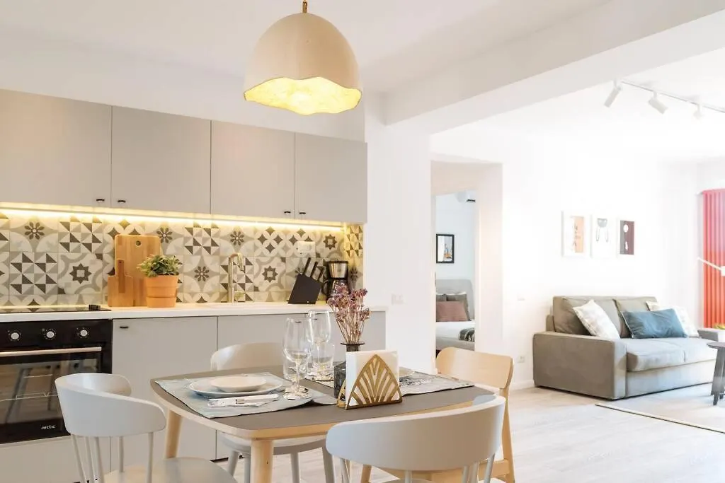 Sunny 2Br Flat - Old Town View Lägenhet Bukarest