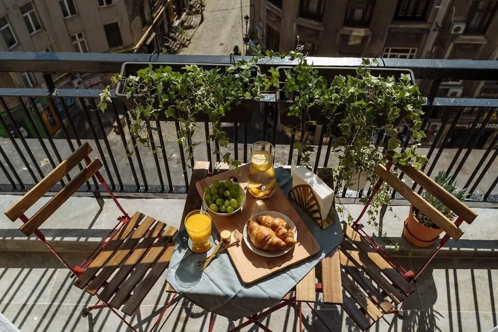 Sunny 2Br Flat - Old Town View Lägenhet Bukarest