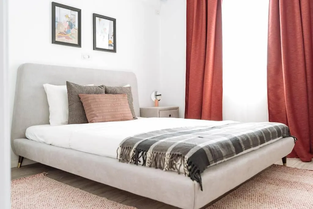 Sunny 2Br Flat - Old Town View Lägenhet Bukarest